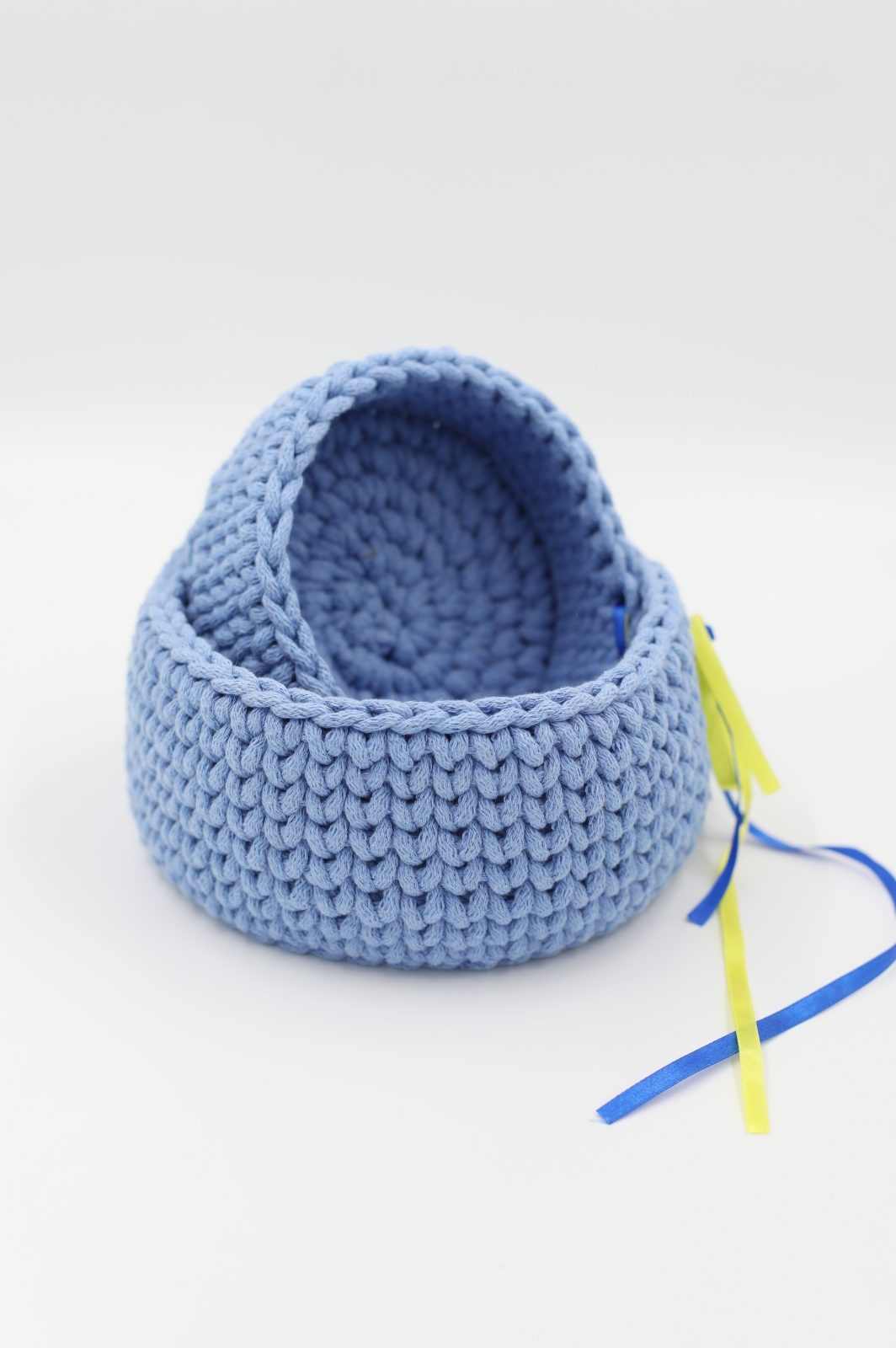 Zestaw plecionych koszy błękitny