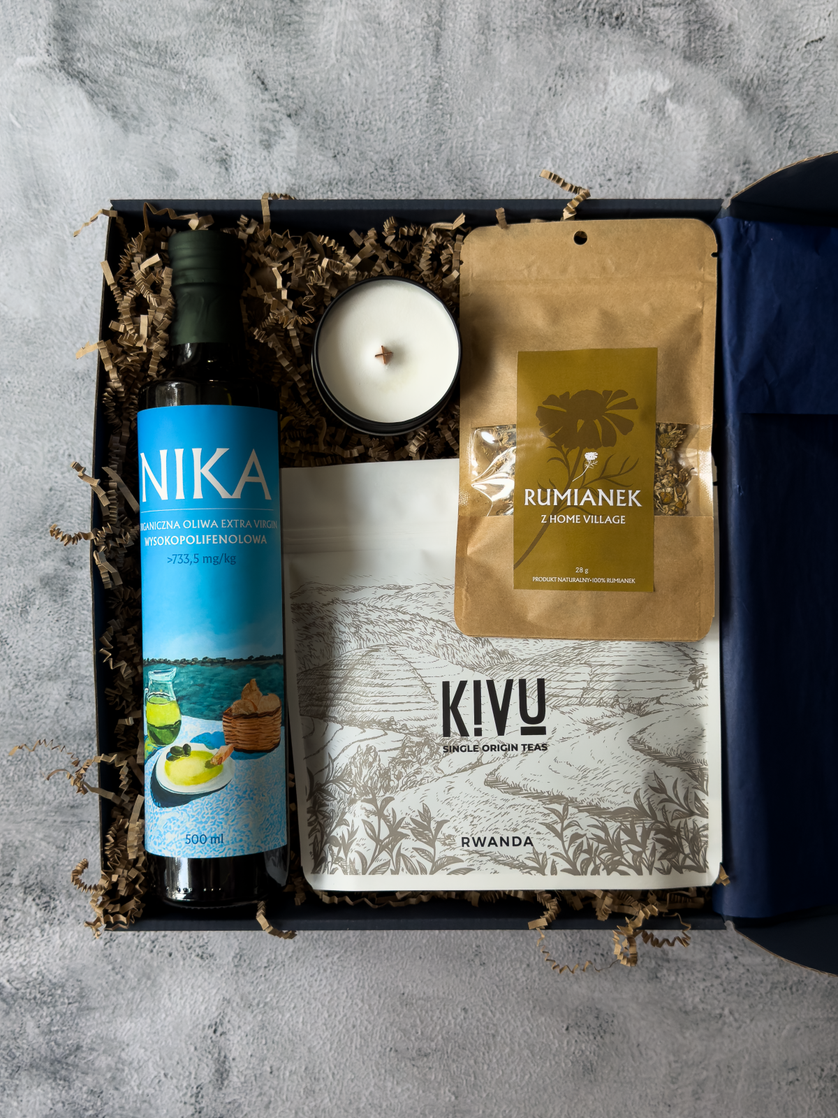 Zestaw prezentowy | Oliwa wysokopolifenolowa NIKA + świeca sojowa 100ml + zioła z Home Village + herbata czarna z Rwandy
